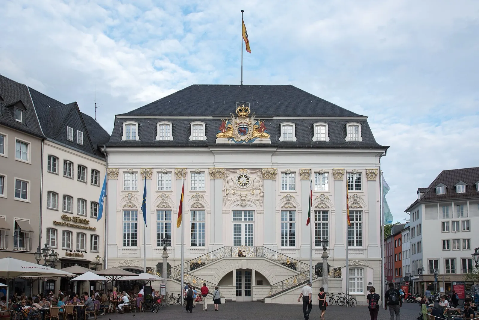 Die barocke Fassade des Alten Rathauses am Bonner Marktplatz mit Freitreppe und Flaggen.