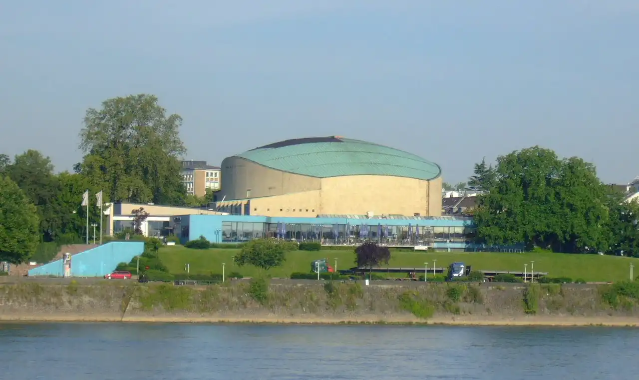 Beethovenhalle von der Rheinseite mit grünem Dach