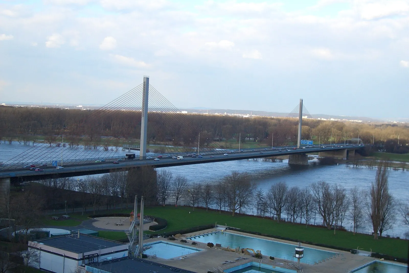 Die Friedrich-Ebert-Brücke, Bonns Nordbrücke, mit Autobahnverkehr über den Rhein.