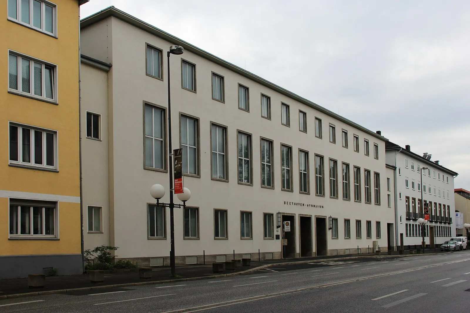 Die Straßenfassade des städtischen Beethoven-Gymnasiums in Bonn.