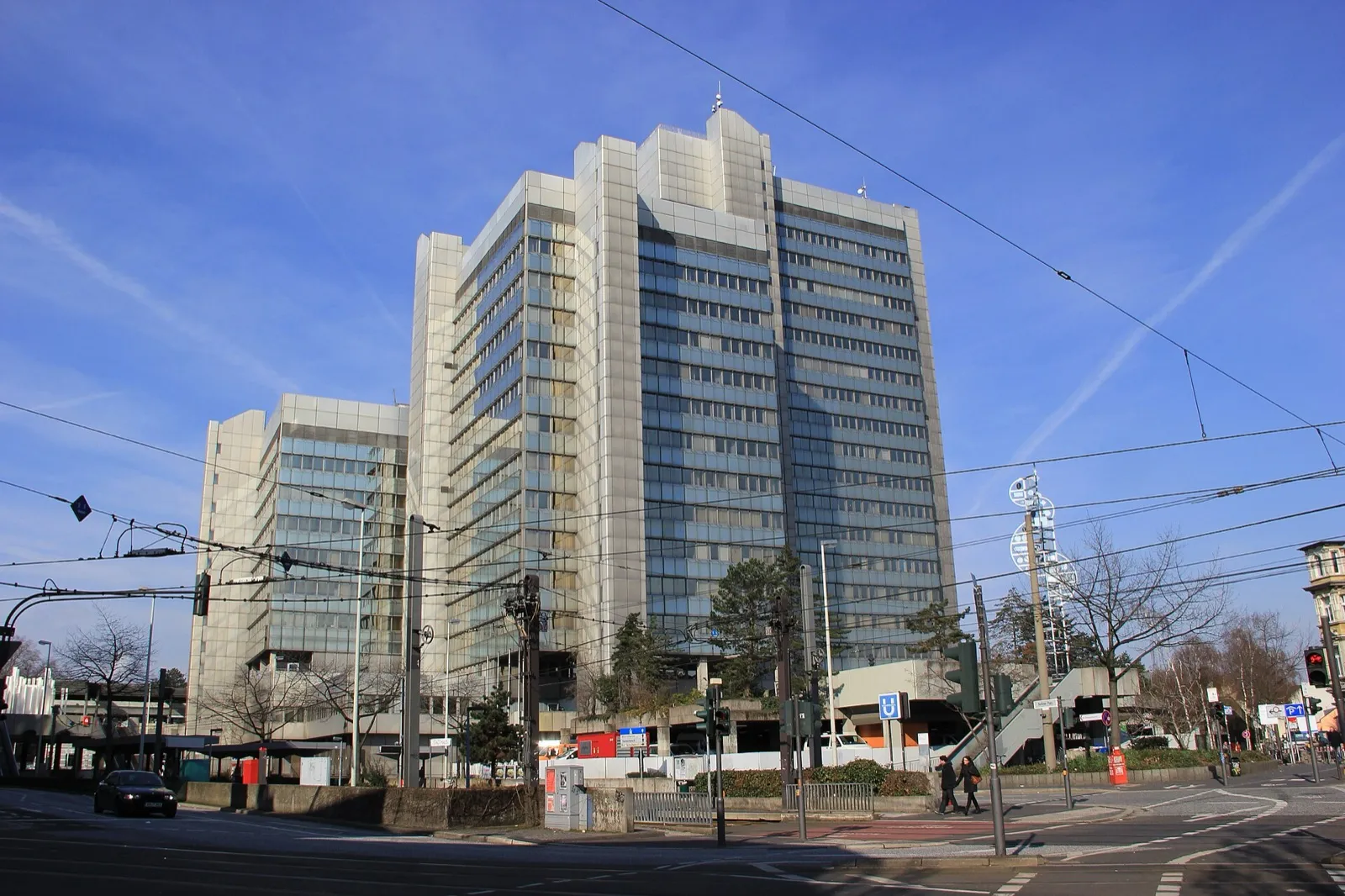 Das Bonner Stadthaus am Berliner Platz, Sitz der Verwaltung und Tagungsort des Rates.