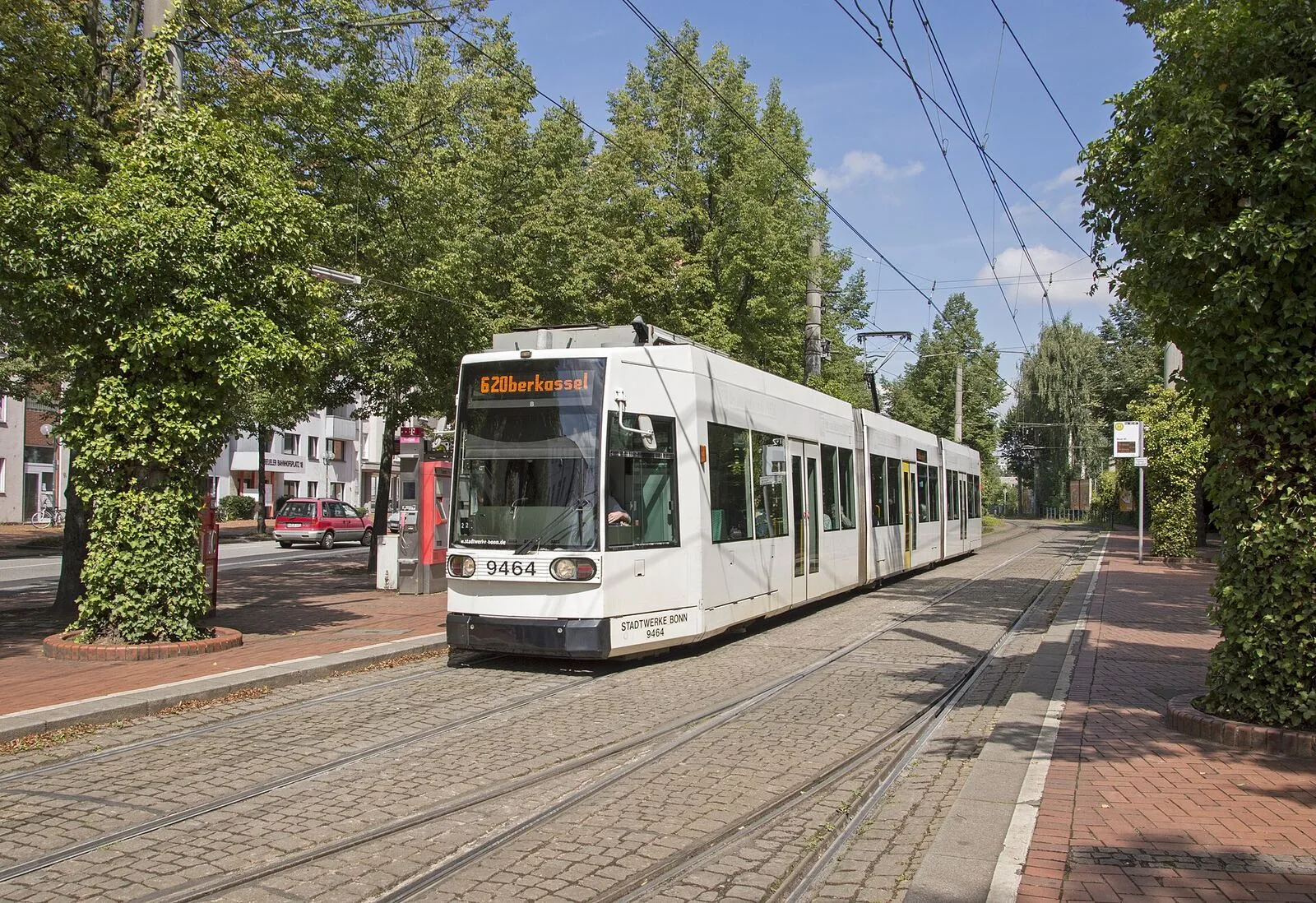 Eine Niederflur-Straßenbahn der Stadtwerke Bonn auf der Linie 62 in Beuel.